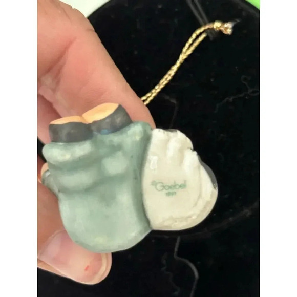 Berta Hummel Goebel "Little Gift Wrapper" Christmas Ornament 1997 - Picture 6 of 7